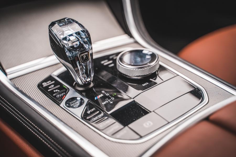 Детали интерьера BMW M850i xDrive (G15) 2018 года  (NA) (фото 4 из 33)